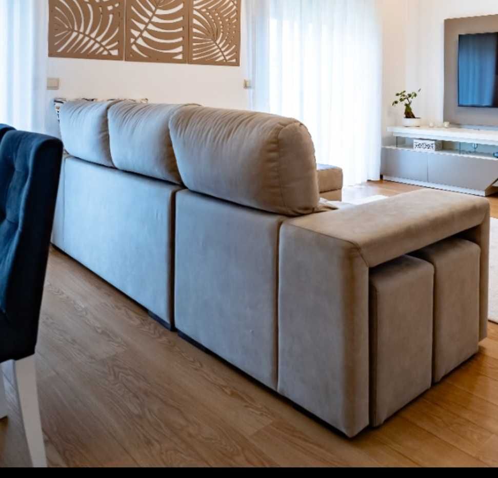 Sofá com chaise longue móvel. Totalmente limpo e em excelente estado.