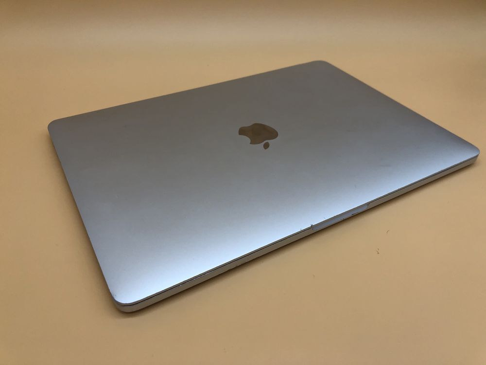 Macbook pro 2016 touchbar 4 usb type c 256ssd 16gb