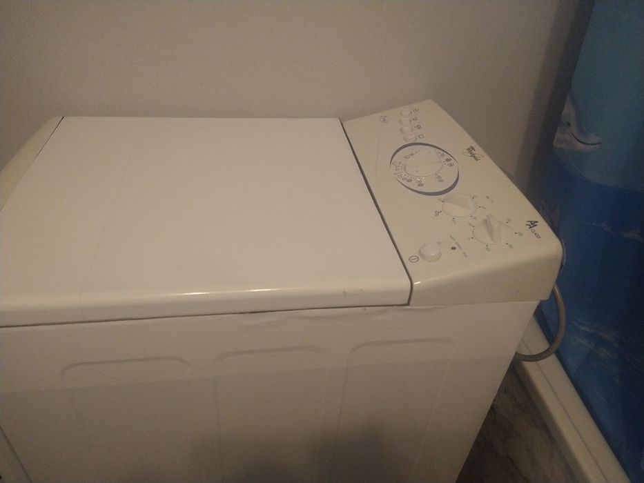 Продам на запчастини пральну машину Whirlpool.