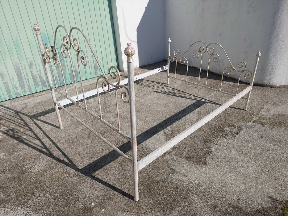 Cama de ferro da Filtex modelo Florença com pintura patina