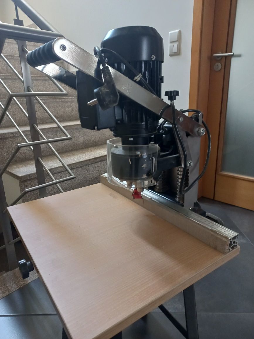 Máquina de abrir buraco para as dobradiças das portas