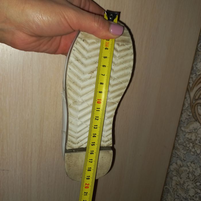 Шкіряні туфлі-кросівки для дівчинки в чудовому стані.Одягали 2 рази.