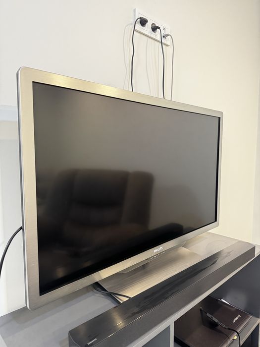 Телевізор Philips 42PFL7606K/02 - Full HD з Ambilight Spectra 2