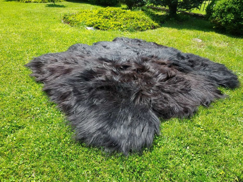 Narzuta na Kanapę ze Skór Baranich Czarnych Naturalnych