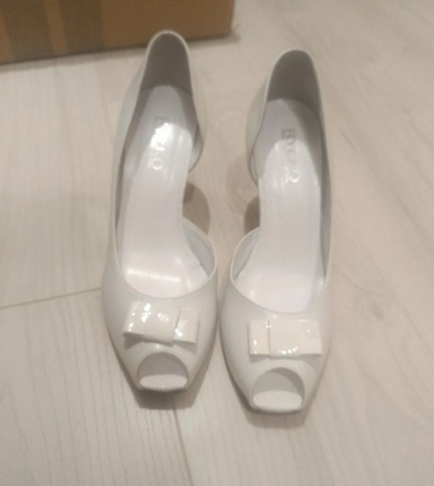 sprzedam  białe buty na obcasie ryłko romaisr 37.5 noszone kilka razy