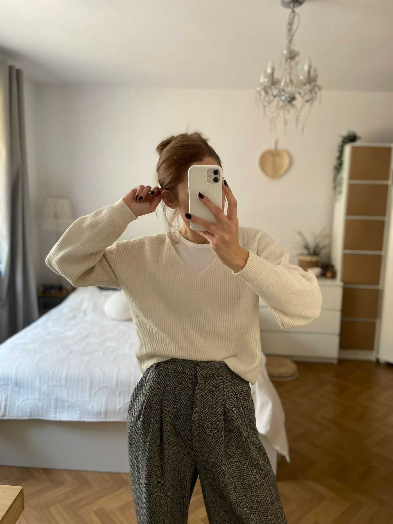 H&M sweter kremowy prążek krótki dekolt V wełna wool S 36