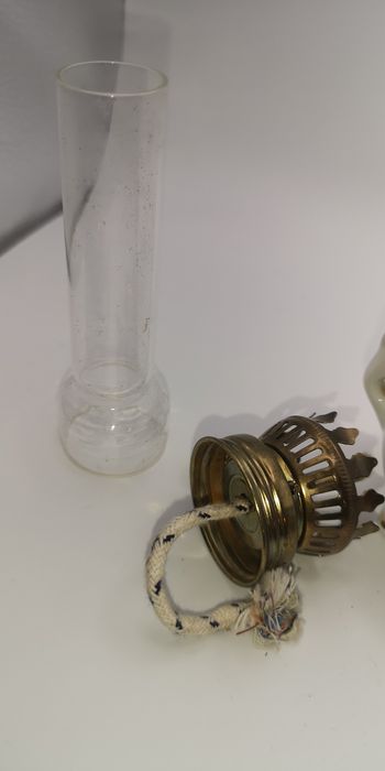 Lampa naftowa porcelanowa miniaturowa wysokość 17 cm w kwiatki.