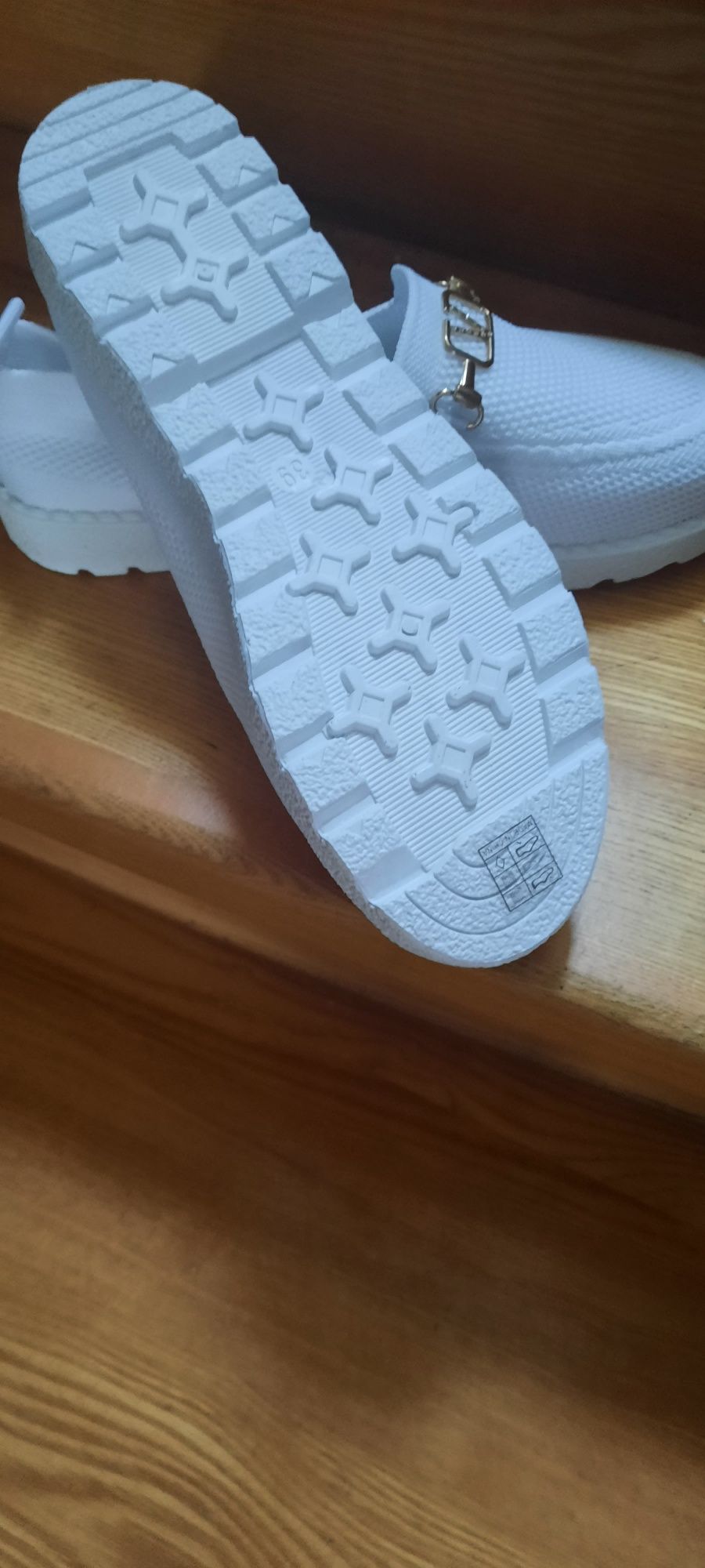 Białe  letnie butki