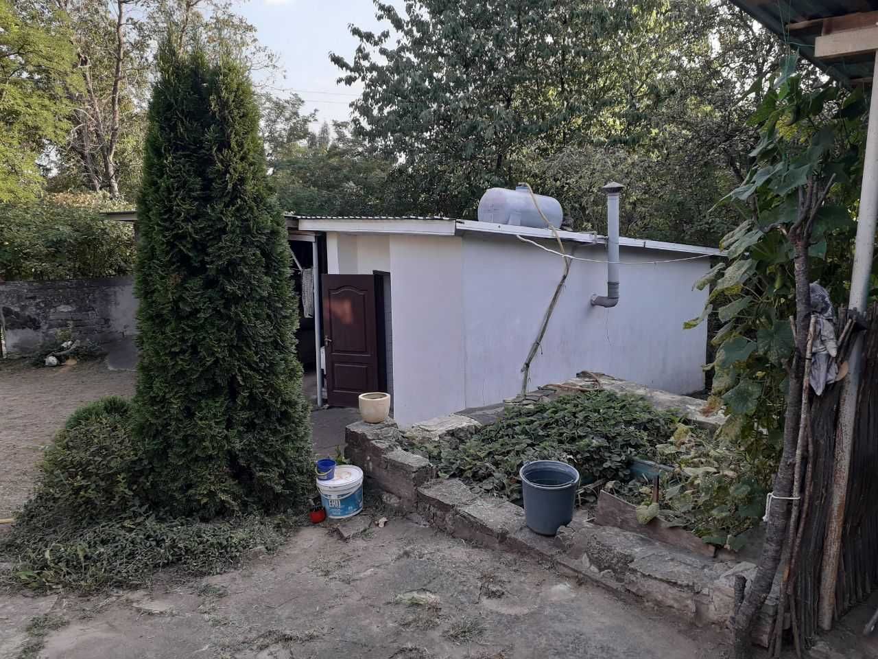 Продається хата у с.Яруга, для літнього відпочинку,  "заходь і живи".