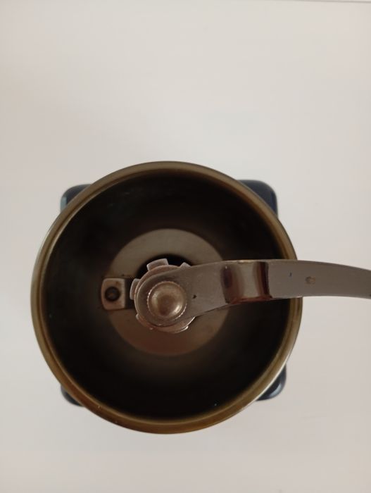 Młynek do kawy ceramiczny unikatowy kolor