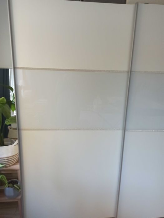 Szafa z przesuwnymi drzwiami