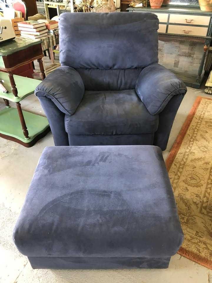 sofá e pousa pés em veludo azul da Natuzzi, bom estado.