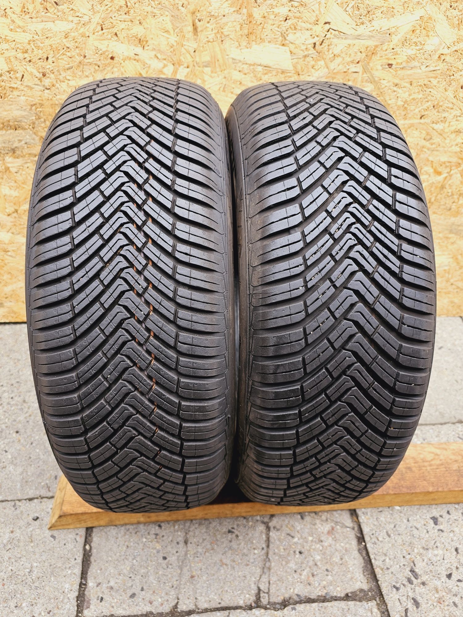 Idealne!!  7,8mm. 215/60 r17 Continetal All Season Contact 22/23