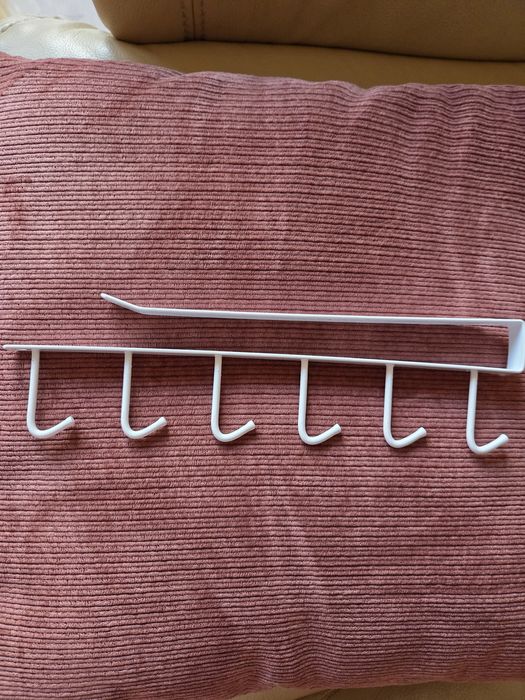 Wieszak na przybory kuchenne wsuwany na półkę