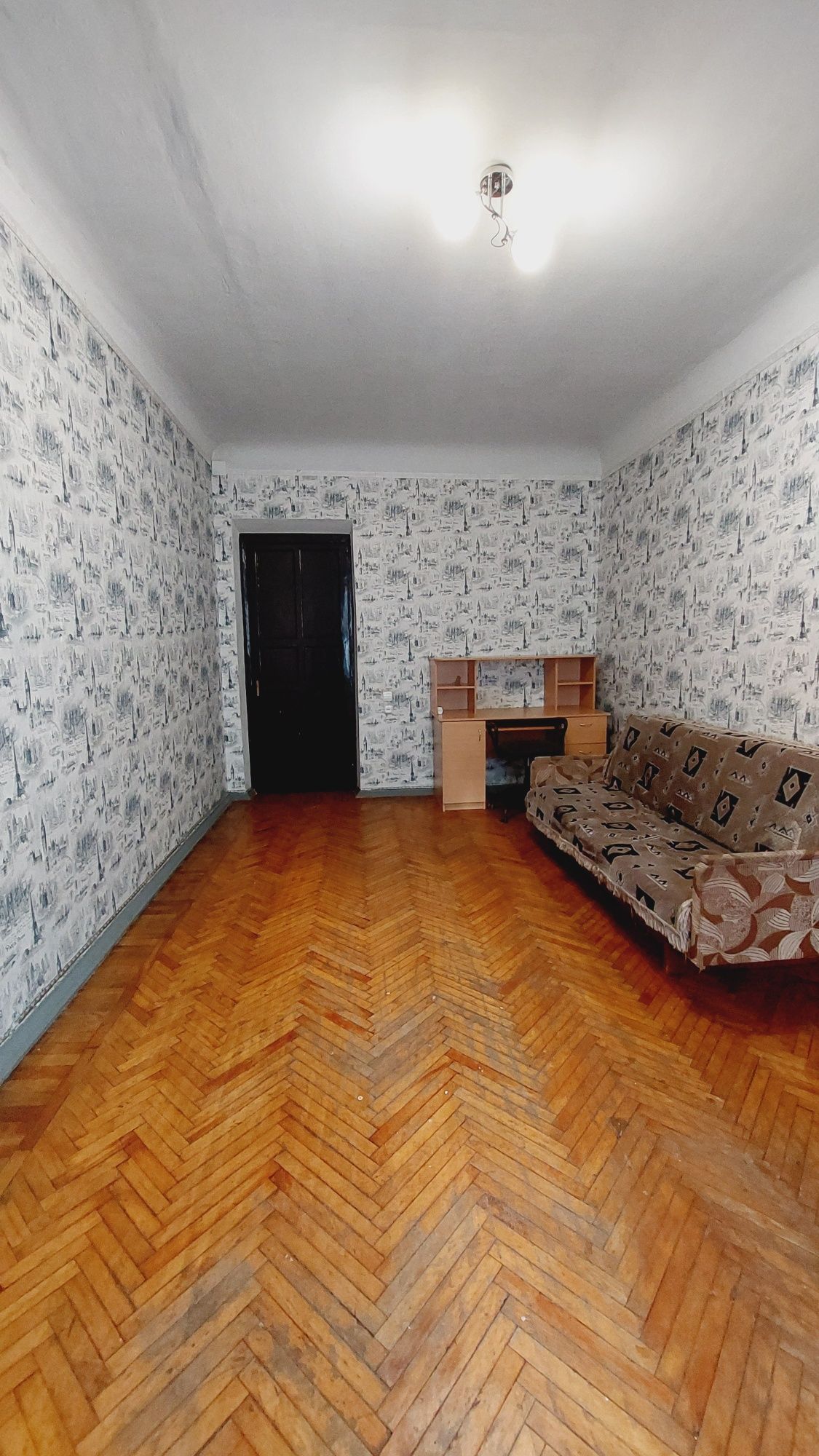 Продам 2-х кімнатну квартиру на пр. Мануйловський 5.