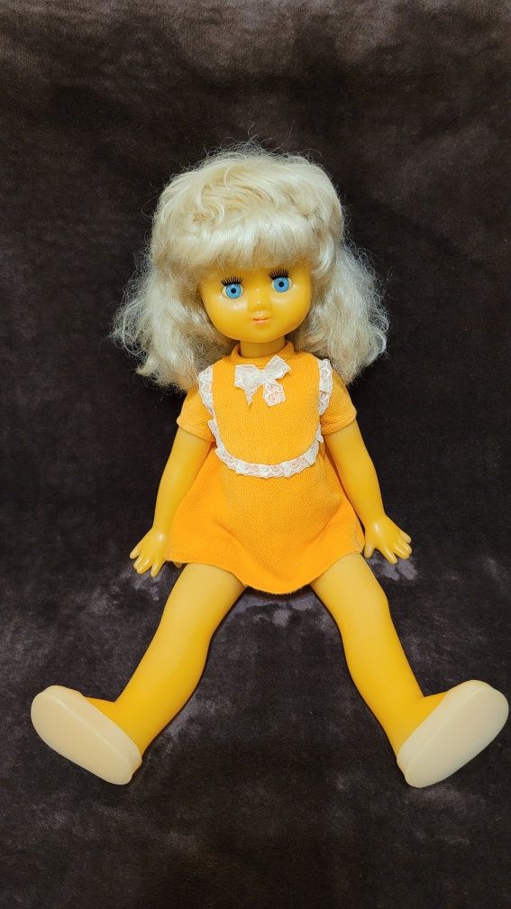 Lalka z PRL 57 cm oryginalne ubranko, chodząca, gdy trzyma się za rękę