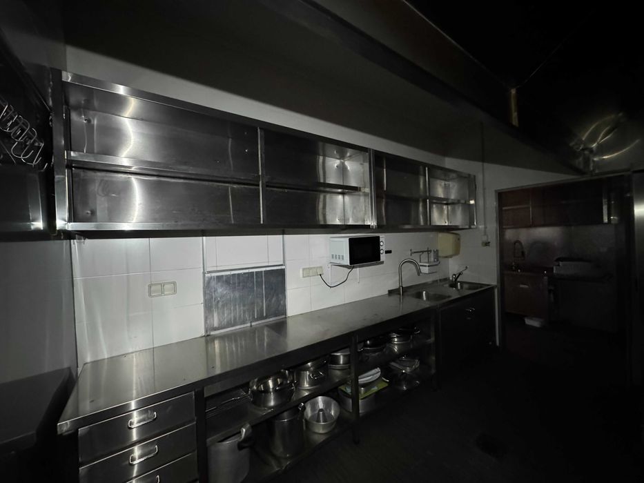 Bancada de Apoio em Inox com Prateleira e 4 Gavetas — 258x60x85cm