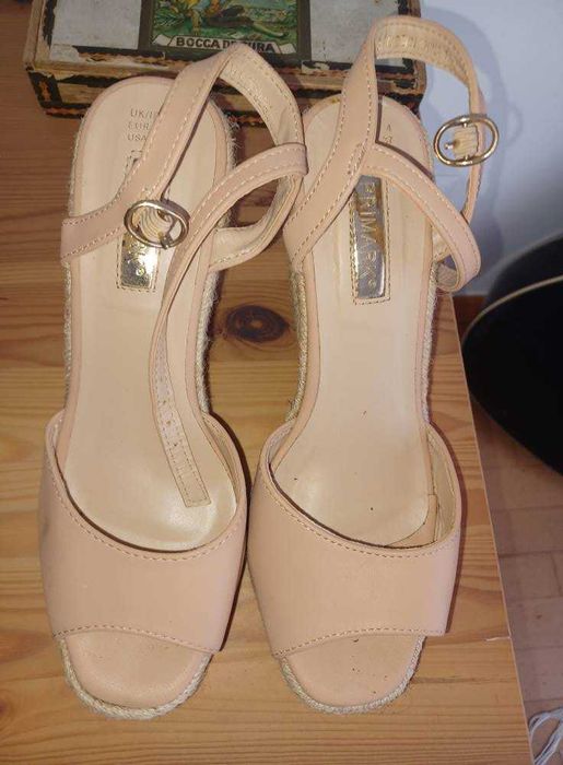 Sandálias de cunha nude