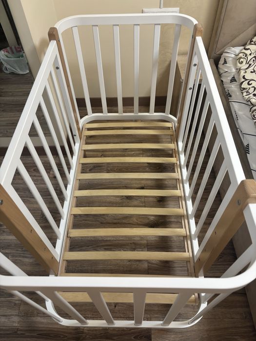 Дитяче ліжечко з маятниковим механізмом