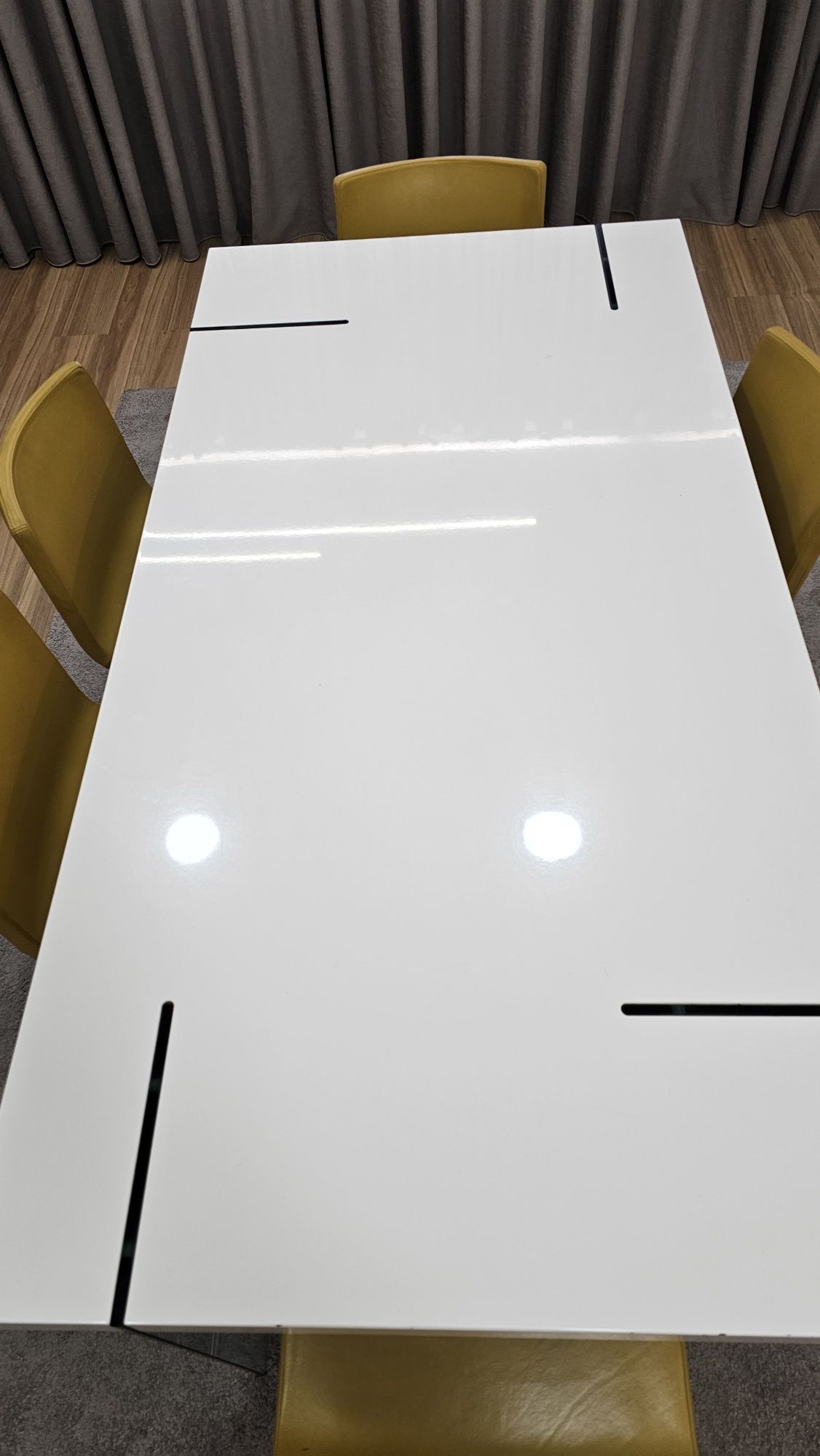 Conjunto de mesa e 6 cadeiras