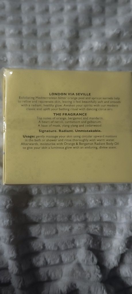 Molton Brown Orange & Bergamotka promienny peeling do ciała, 275 g