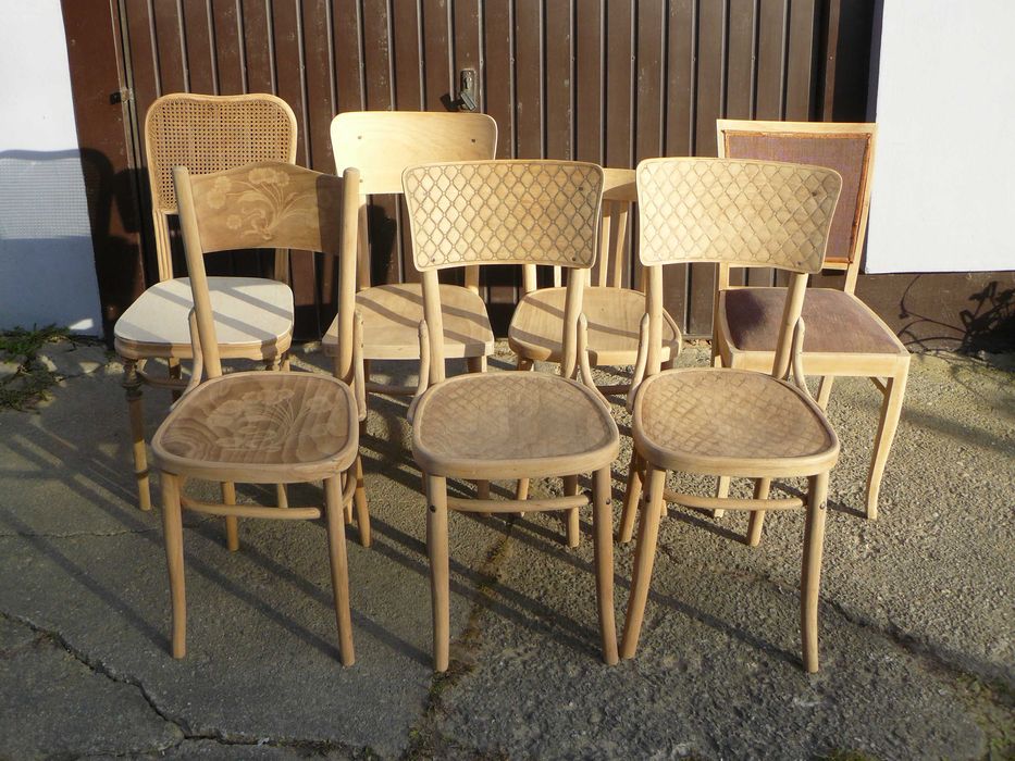 Stare krzesła gięte .