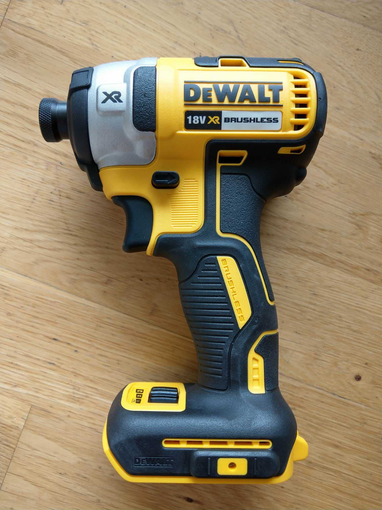 Wkrętarka udarowa zakrętarka Dewalt DCF887N