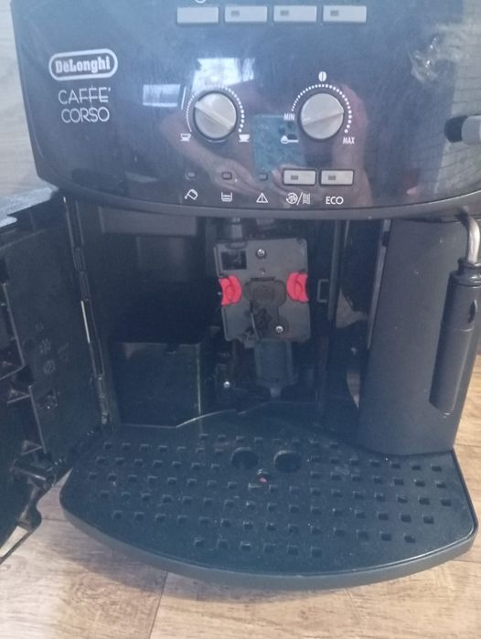 Кавомашина Delonghi.