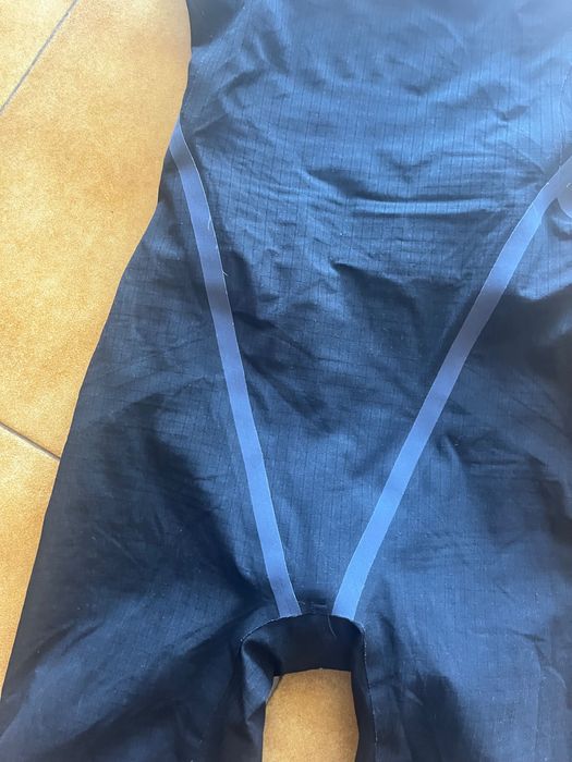 Fato de competição de natação arena