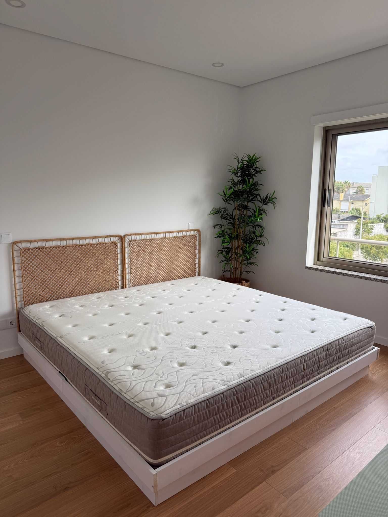 Colchão topo de gama King Size (2x2m) de molas ensacadas – COMO NOVO