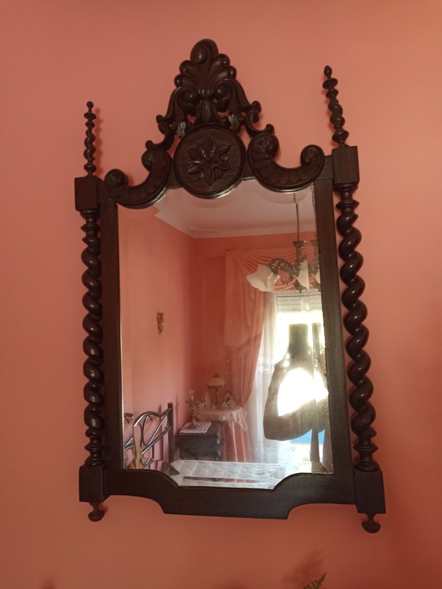 Espelho, mesa de cabeceira e cabide