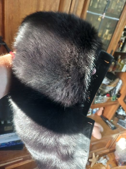 Большой чёрный писцовый воротник на коже