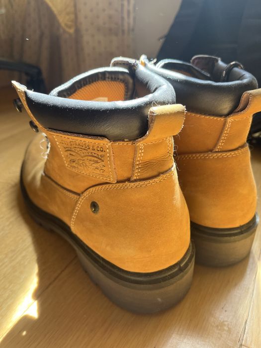 Botas levis castanhas