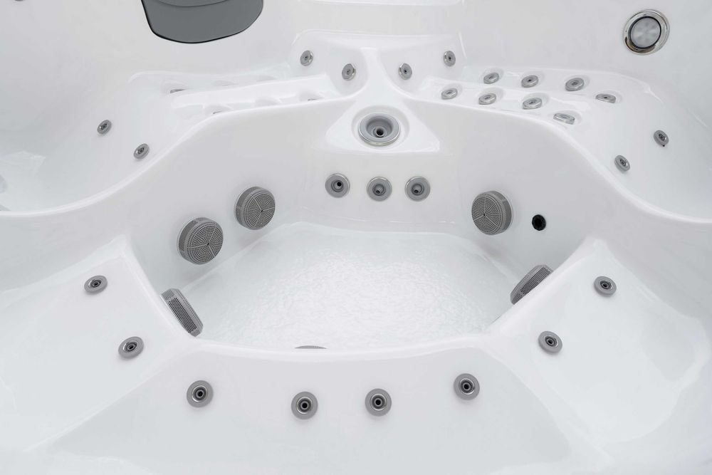 Jacuzzi FROST KÖLD ECO już w Polsce– pompa ciepła + 86 dysz