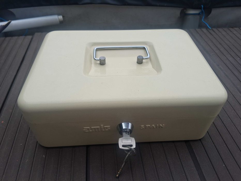 Cofre pequeno, com chaves