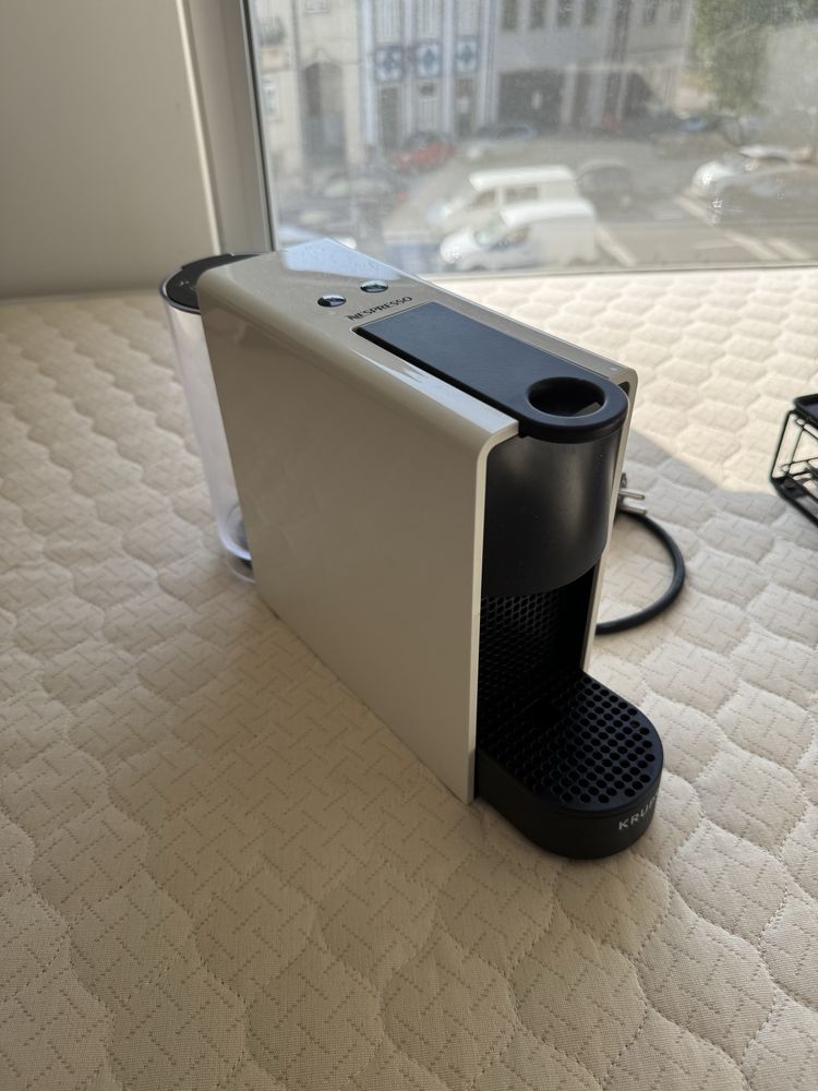 Maquina Nespresso Essenza Mini + Oferta suporte capsulas