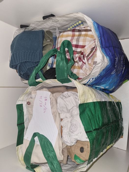 Vendo 2 sacos de roupa de menino tudo em muito boas condicoes