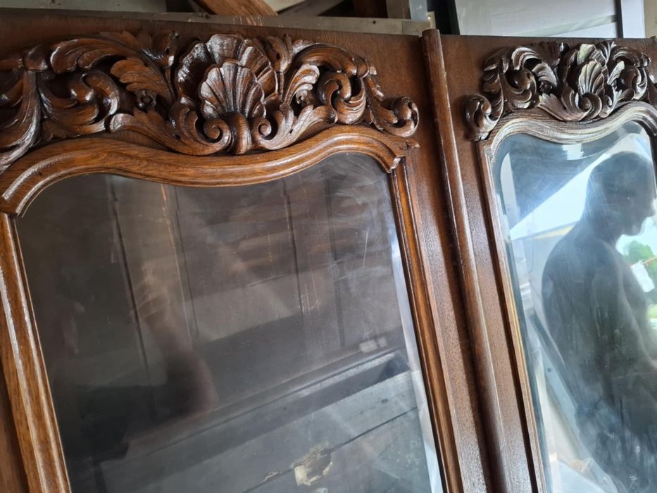 Stara drewniana szafa z biblioteczką