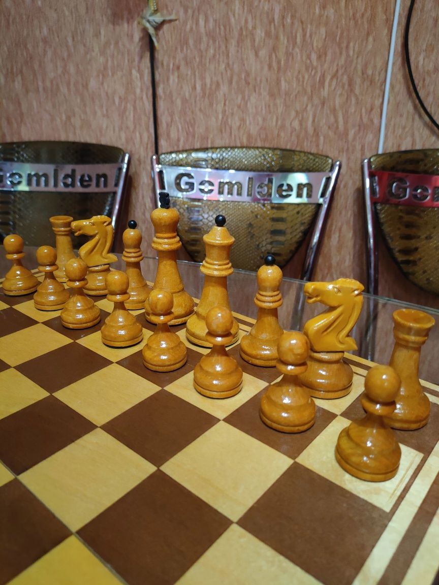 Большие старые с утяжелителями деревянные шахматы. Доска Луга 45х45см