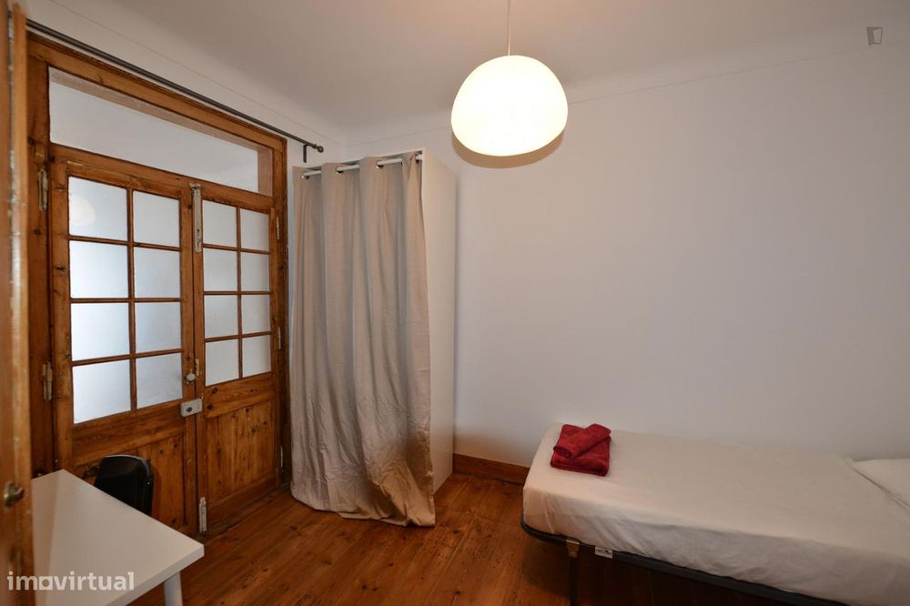 24432 - Quarto com cama de solteiro em...
