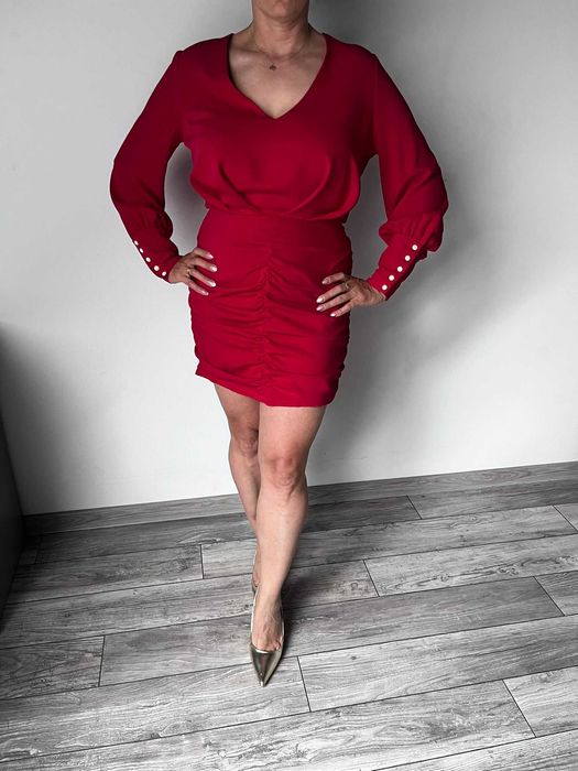 Elegancka czerwona sukienka