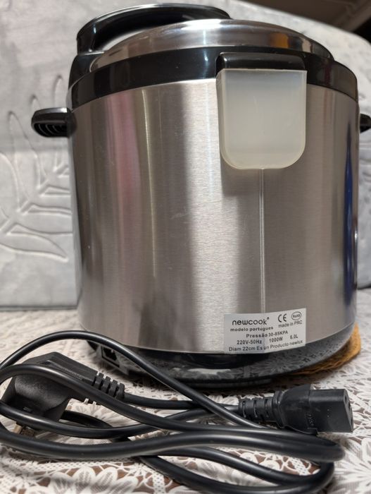 Panela de pressao elétrica "New Cook"