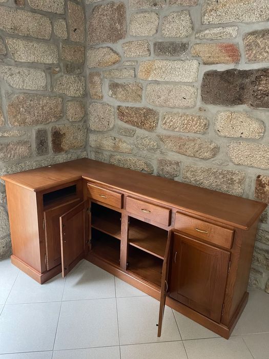 Movel em “L” de madeira de castanho