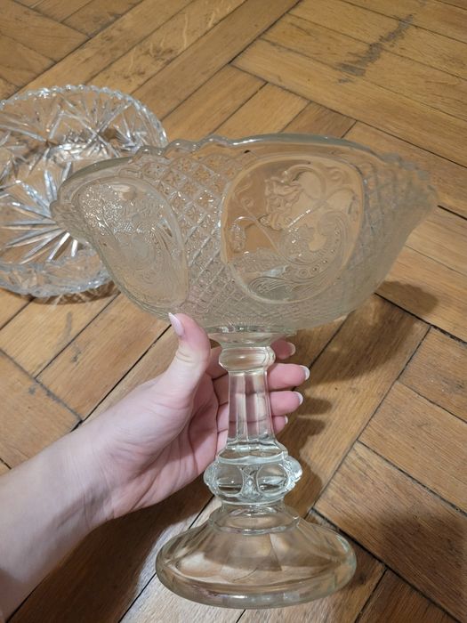 Owocarka patera na nodze medaliony