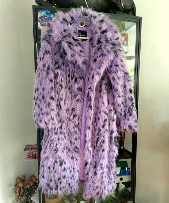 Długie fioletowe sztuczne futerko