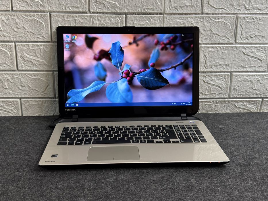 Ноутбук Toshiba L50 Core i3 8GB Батарея 4 години
