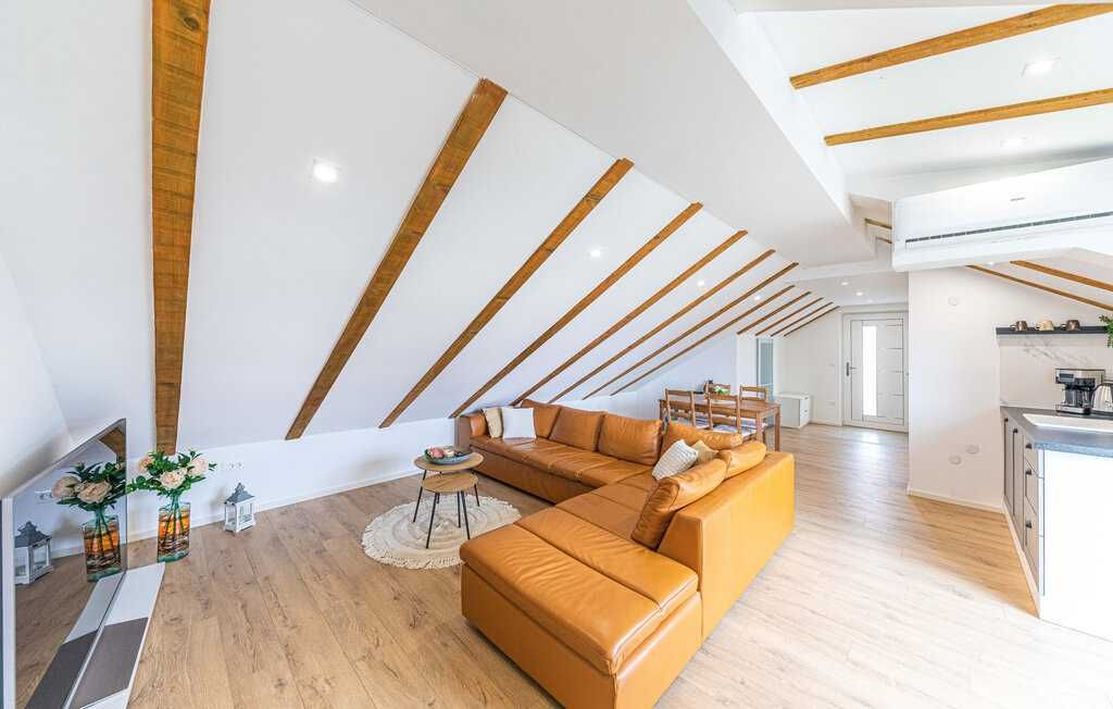Chorwacja, wrzesień, okolice Trogir, apartament z basenem dla 5 osób