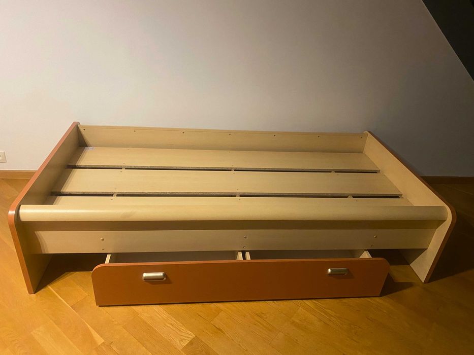 Łóżka młodzieżowe z materacami