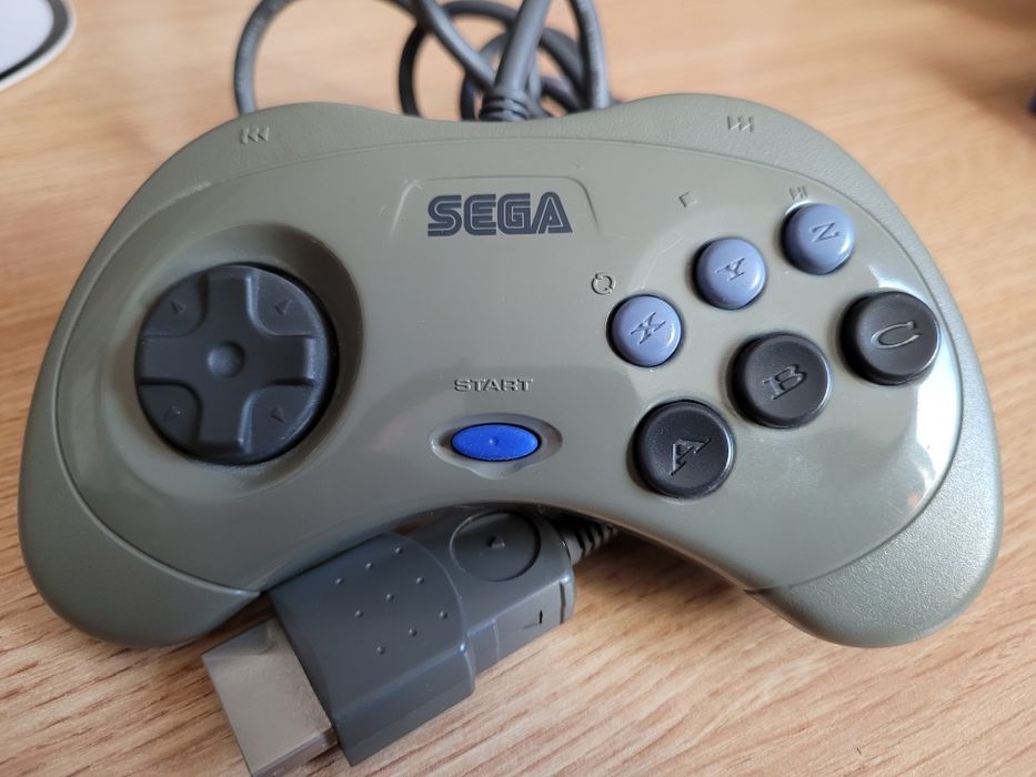 Sega Saturn (HST-3200) NTSC-J, nie wymaga przetwornicy napięcia.