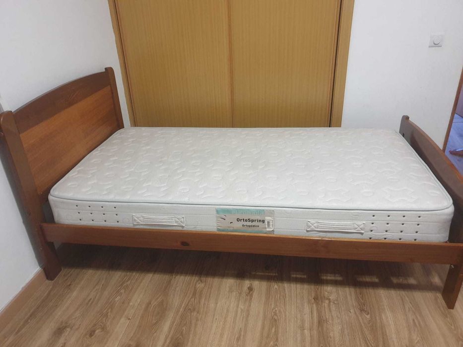 Cama solteiro em madeira, colchão impecável, excelente estado.